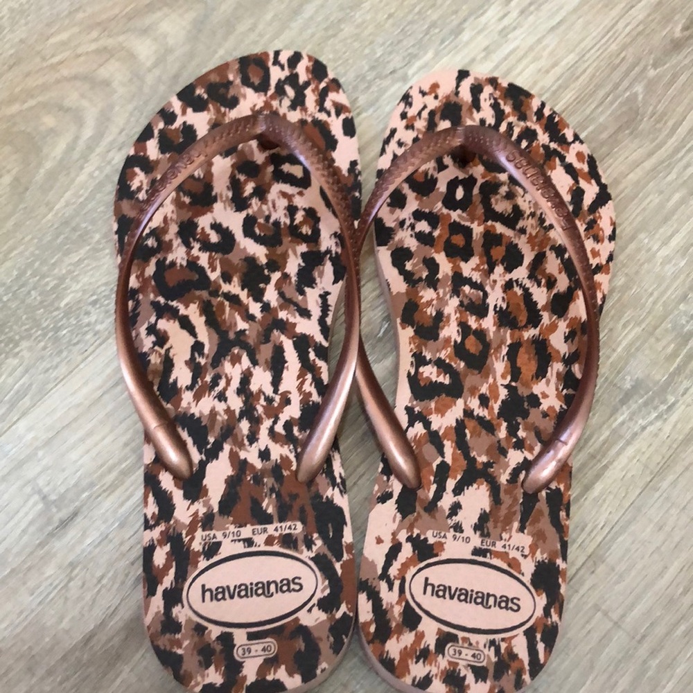 Havianas pink leopard print thong sandal